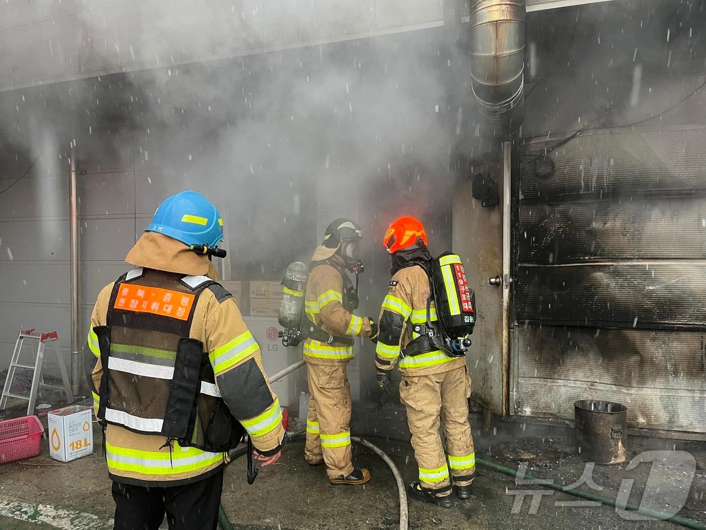 본문 이미지 - 3일 오전 7시 36분쯤 충북 증평군 증평읍의 한 치킨가게에서 불이나 소방관들이 진화작업을 벌이고 있다.(증평소방서 제공, 재판매 및 DB금지)/뉴스1