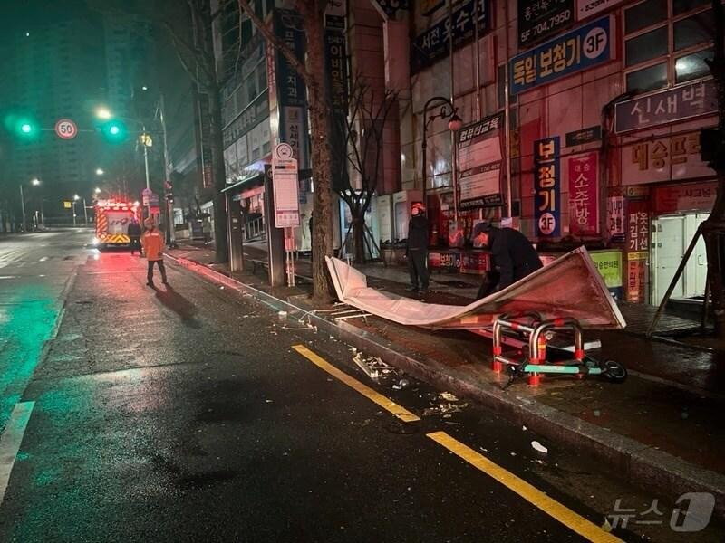 본문 이미지 - 3일 오전 부산 해운대구 좌동 한 도로에서 간판이 떨어져 소방이 안전조치를 하고 있다.(부산소방재난본부 제공. 재판매 및 DB 금지)
