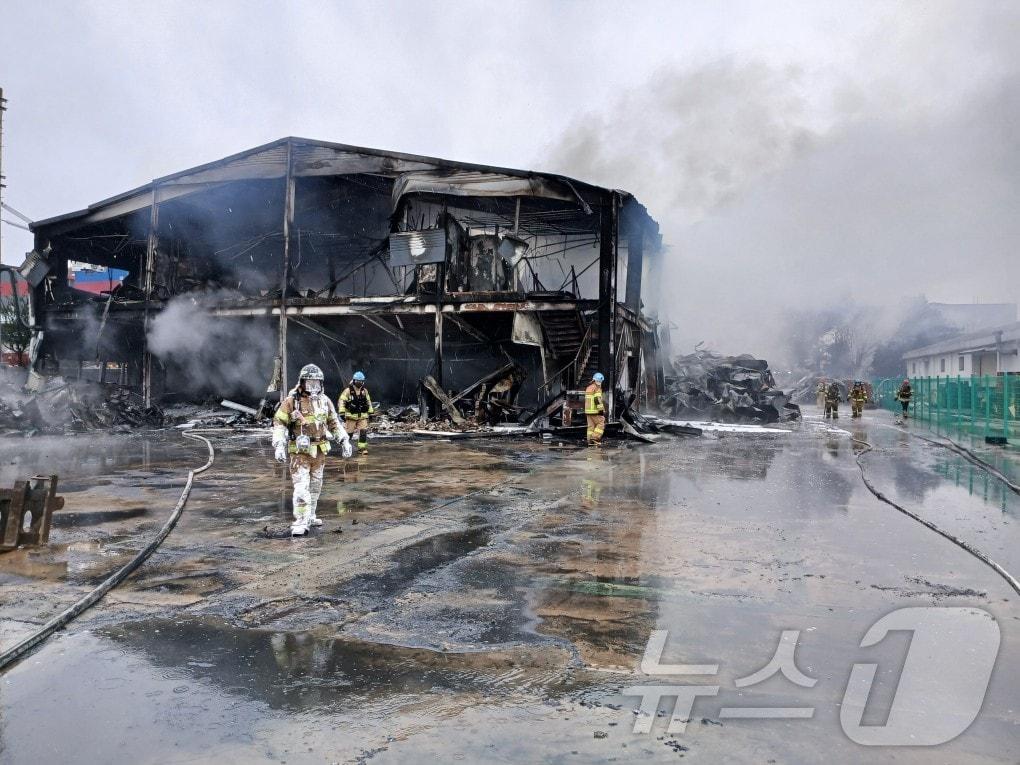 본문 이미지 - 3일 오전 6시쯤 경북 구미시 공단동 구미 국가1공단 전투식량 발열재 생산공장에서 불이 나 6시간 만에 꺼졌다. (경북소방본부 제공. 재판매 및 DB 금지) 2025.3.3/뉴스1