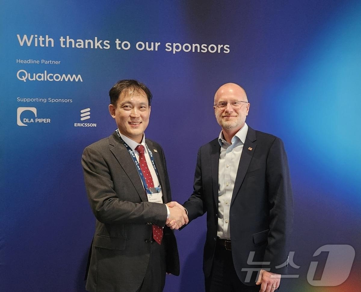 본문 이미지 - 김태규 방송통신위원회 부위원장(왼쪽)과 브렌던 카 미국 연방통신위원회(FCC) 위원장 (방송통신위원회 제공)