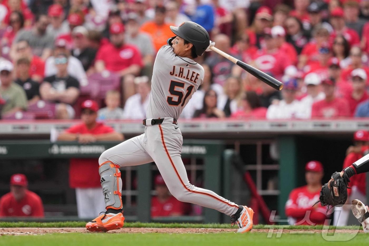 샌프란시스코 자이언츠 이정후가 30일(한국시간) 열린 2025 메이저리그 신시내티 레즈전에서 시즌 첫 안타와 타점, 도루를 기록했다. ⓒ AFP=뉴스1
