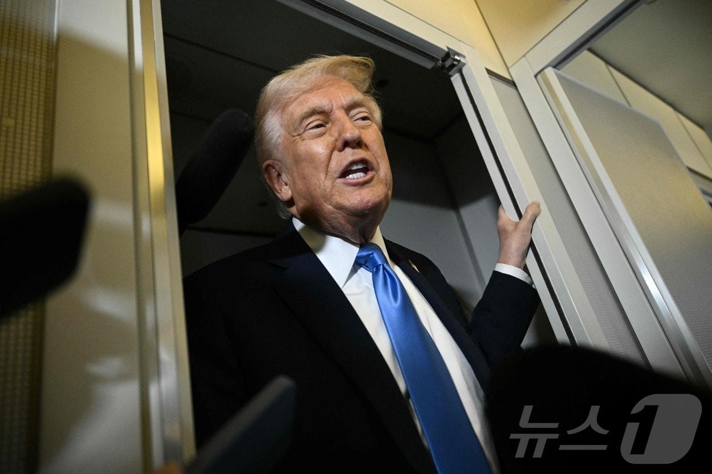 도널드 트럼프 미국 대통령이 28일&#40;현지시간&#41; 플로리다주 웨스트 팜비치에 있는 팜비치 국제 공항에 도착하는 전용기 내에서 취재진과 만나 “상호 관세 협상에서 우리가 무엇을 얻을 수 있다면 발표 뒤에 그것은 가능하다&#34;고 밝히고 있다. 2025.03,30 ⓒ AFP=뉴스1 ⓒ News1 우동명 기자