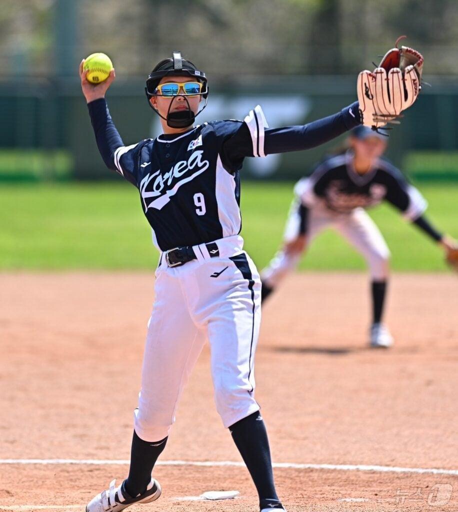 본문 이미지 - U-15 소프트볼 대표팀이 아시아컵에서 5-6위 결정전에 진출했다. (대한야구소프트볼협회 제공)