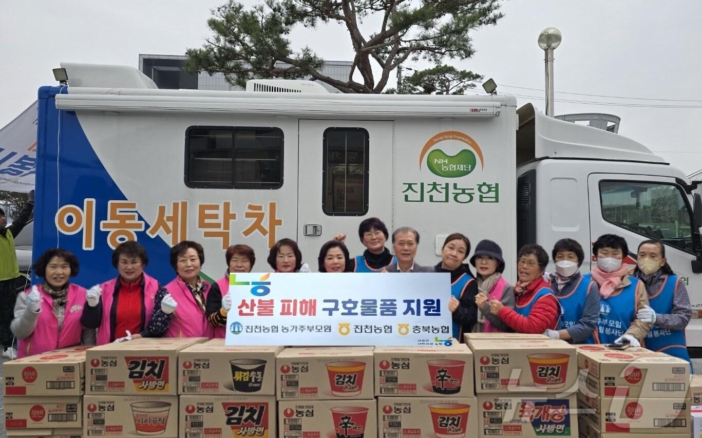 본문 이미지 - 충북농·진천농협 경북 산불 봉사단. (농협 제공. 재판매 및 DB금지)