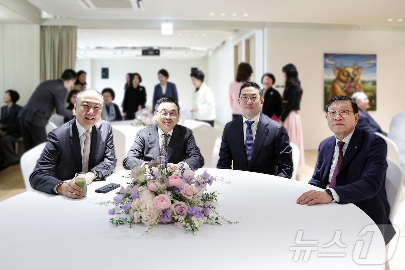 본문 이미지 - 범LG가 총수들이 지난해 3월 28일 'GS 창립 20주년 및 GS아트센터 개관 기념 행사'에서 담소를 나누고 있다. 오른쪽부터 허태수 GS 회장, 구광모 LG 회장, 구본상 LIG 회장, 구자은 LS 회장.(GS그룹 제공) ⓒ 뉴스1 최동현 기자