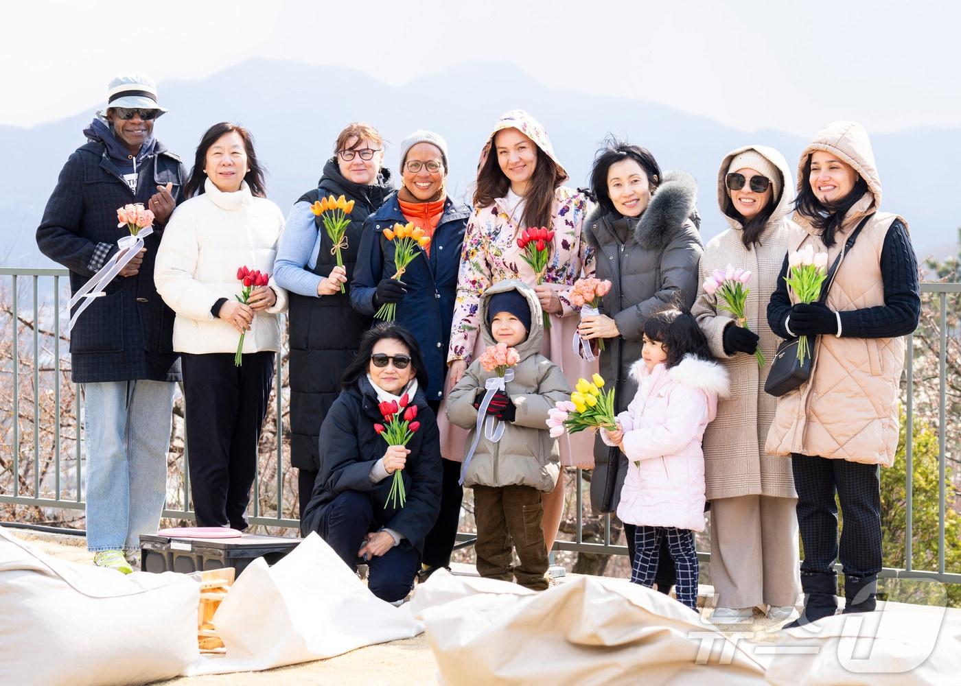 본문 이미지 - 29일 튤립축제가 진행중인 에버랜드에 네덜란드, 독일 등 12개국 주한대사 가족들이 방문해 한국의 아름다운 정원문화를 체험하고 있다&#40;에버랜드 제공&#41;