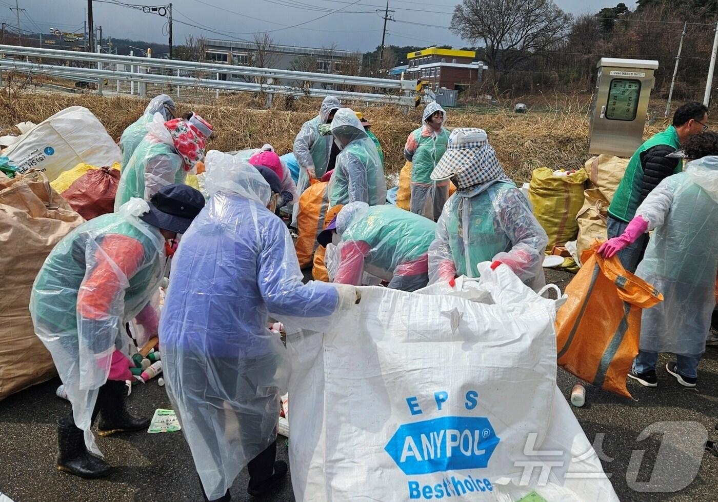 충북 진천군 문백면 새마을연합회(회장 김태열, 부녀회장 이종임)는 지난 29일 농촌환경 보호와 깨끗한 지역 만들기를 위한 영농 폐비닐, 농약병 수거 활동을 진행했다.(진천군 제공)/뉴스1