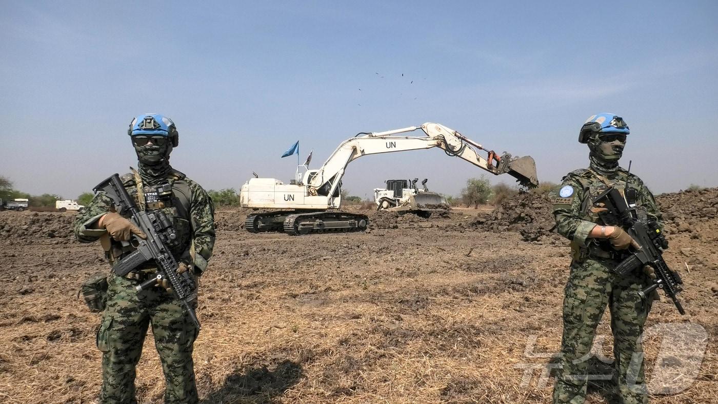 합참은 남수단의 항구적 평화를 위해 파견한 남수단재건지원단(한빛부대)가 2013년 3월 31일 첫 파병으로부터 12주년을 맞았다고 30일 밝혔다. 사진은 한빛부대 경비대 대원들이 근접 경호를 하는 모습. (합참 제공. 재판매 및 DB 금지) 2025.3.30/뉴스1