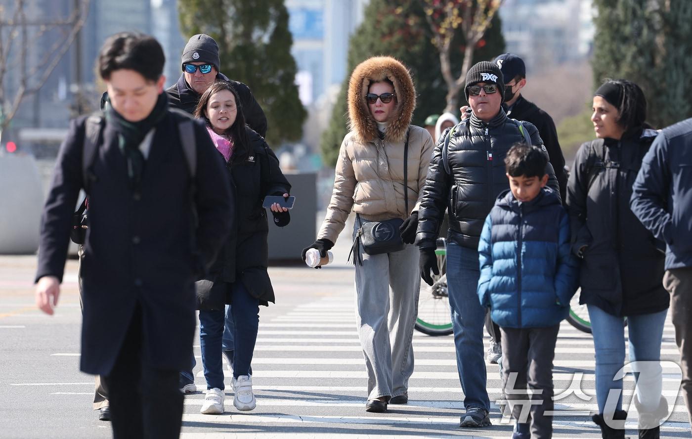 본문 이미지 - 전국 대부분 지역에 강한 바람이 불고 최저 영하 1도까지 내려가는 등 꽃샘추위가 이어진 30일 서울 종로구 광화문광장에서 외국인 관광객들이 발걸음을 옮기고 있다. 2025.3.30/뉴스1 ⓒ News1 김성진 기자