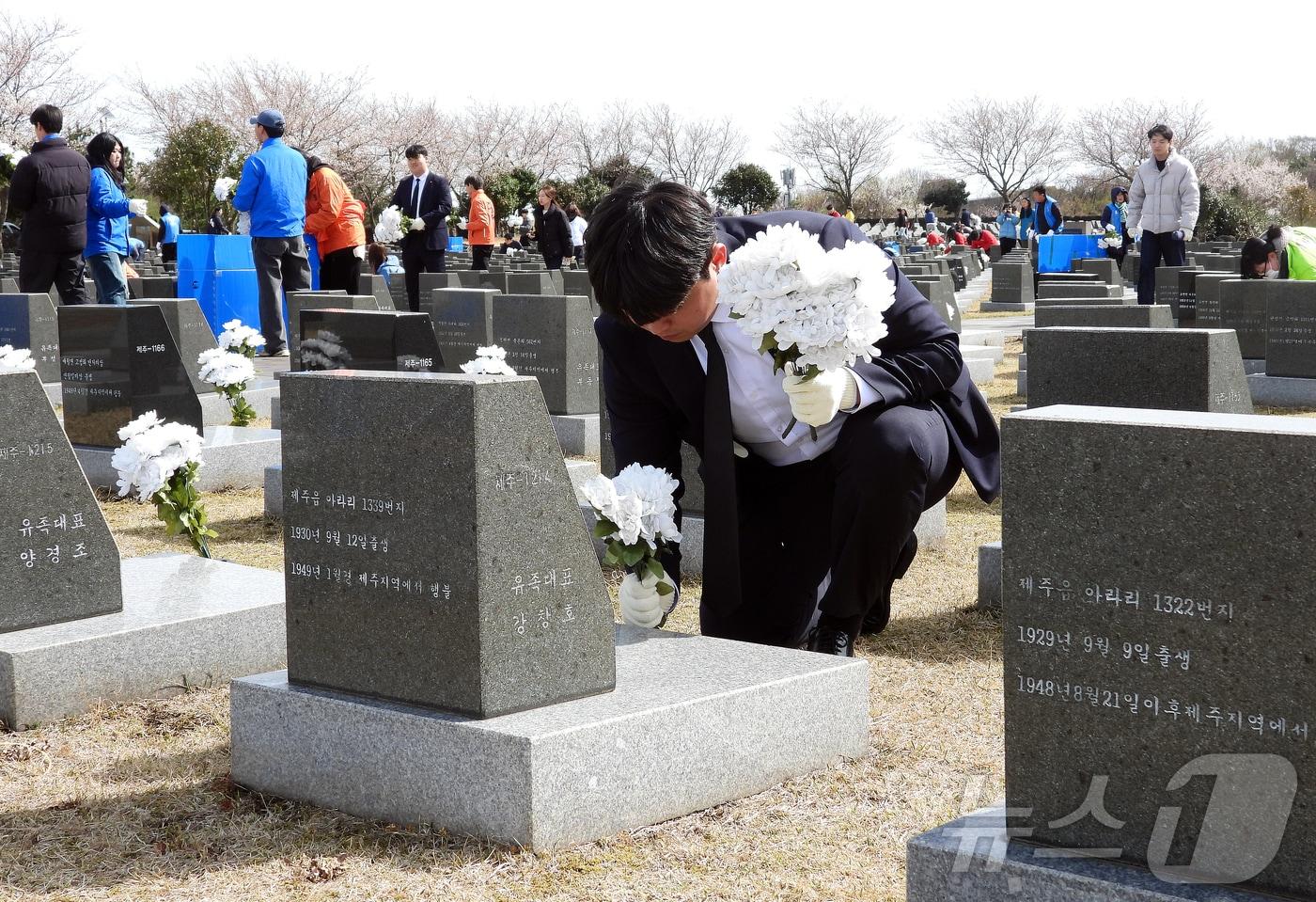 본문 이미지 - 제77주년 4·3 희생자 추념일을 나흘 앞둔 30일 오전 제주4·3평화공원 행방불명인 표석 일대에서 제주대학교와 제주한라대학교 학생들이 각 표석 앞에 국화 한 다발을 꽂는 봉사활동을 하고 있다. 2025.3.30/뉴스1 ⓒ News1 오미란 기자