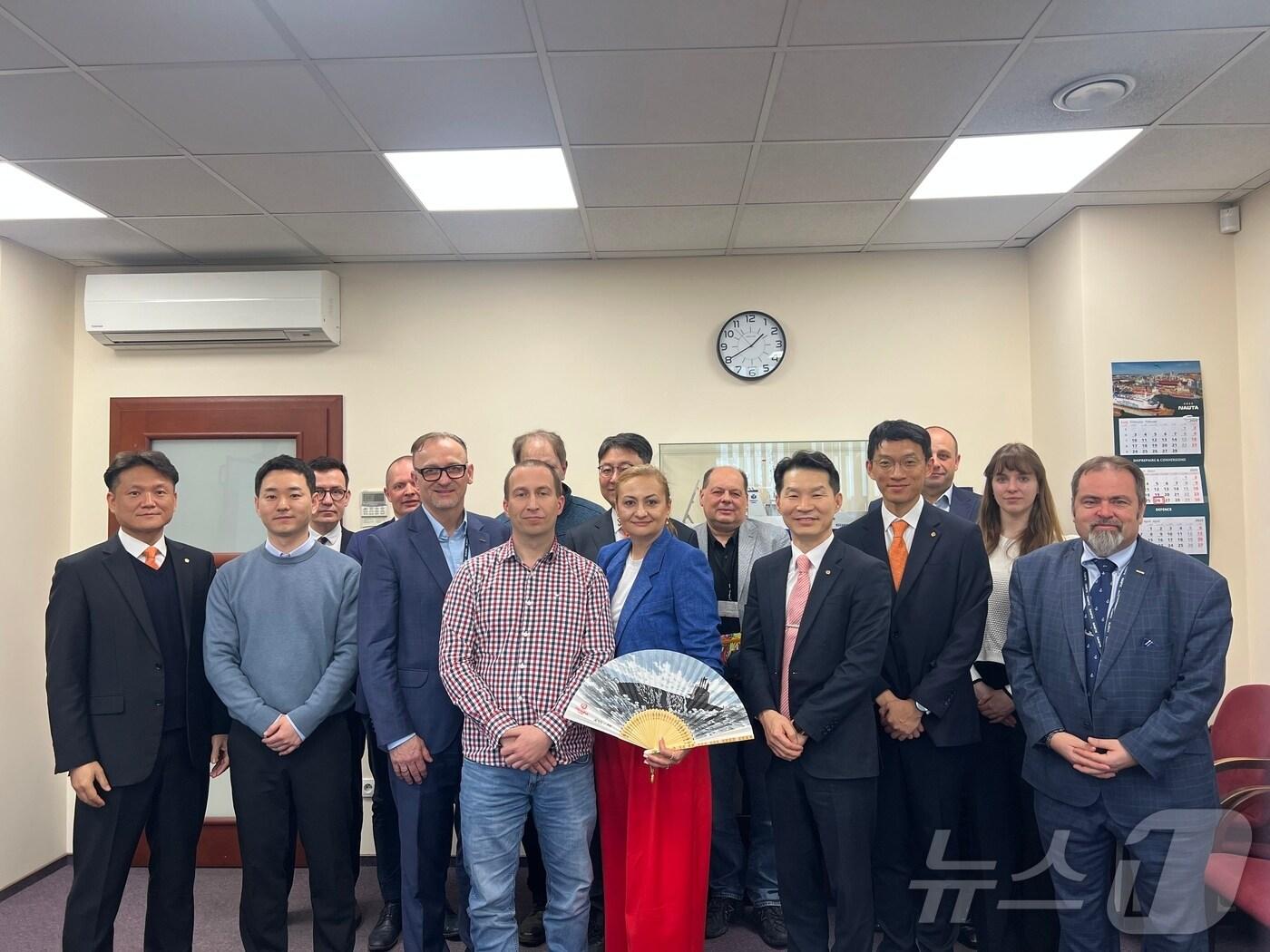 본문 이미지 - 한화오션 관계자들이 나우타(Nauta) 조선소를 방문해 모니카 사장(왼쪽에서 다섯번째) 을 비롯한 관계자들과 함정 건조 및 MRO사업 협력에 대해 방안을 협의했다.(한화오션 제공) ⓒ News1 최동현 기자