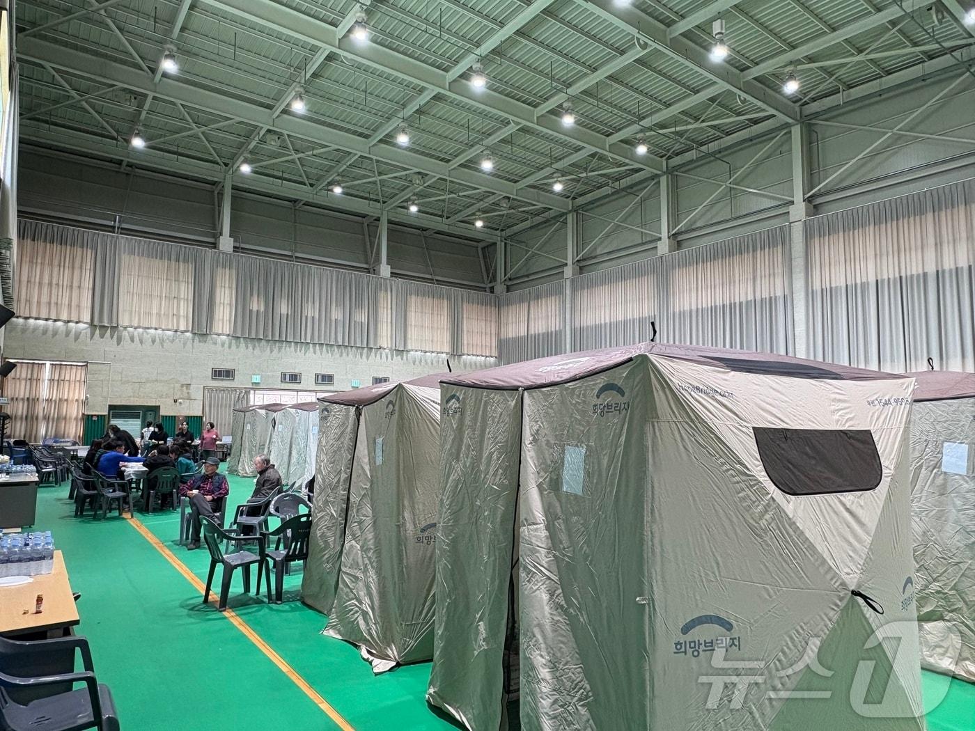 본문 이미지 - 하동 옥종면 옥천관에 마련된 임시대피소./뉴스1