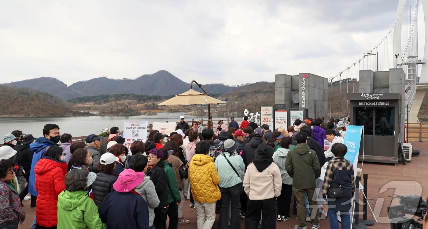 본문 이미지 - 29일과 30일 주말을 맞아 전북자치도 임실군 운암면 옥정호 출렁다리에 봄을 맞아 나들이를 나온 관광객들로 붐비고 있다. '한편 옥정호벚꽃 축제가 오는 4월 5일부터 6일까지 출렁다리에서 열릴 예정이다(임실군제공. 재판매 및 DB금지)2025.3.30 ⓒ 뉴스1 김동규 기자