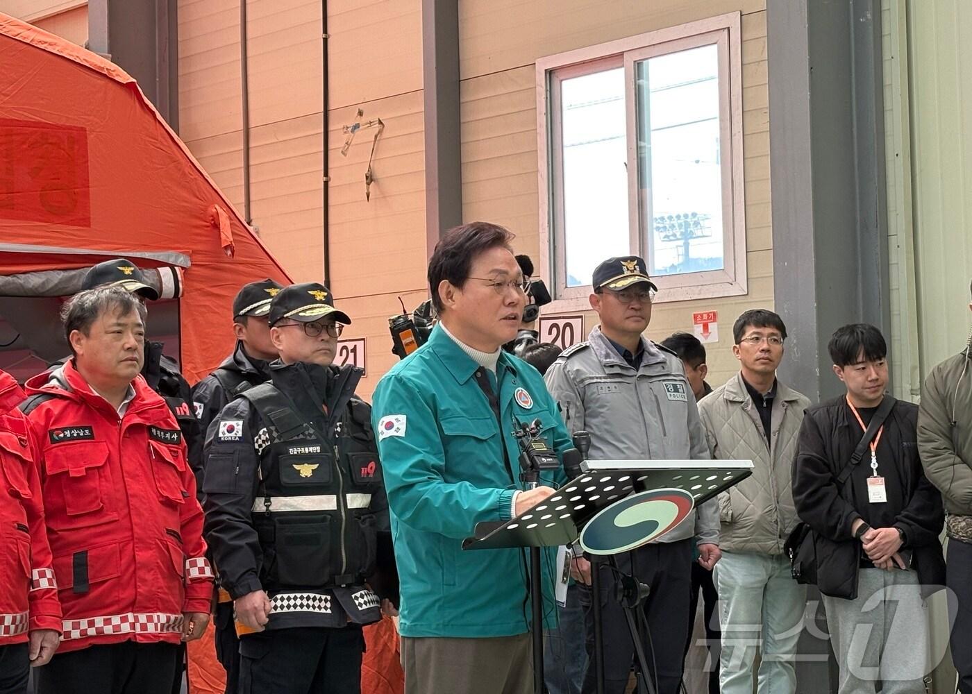 본문 이미지 - 30일 경남 산청군 산불현장통합지휘본부에서 박완수 경남지사가 산청·하동 산불 피해 대책을 밝히고 있다.2025.03.30/뉴스1 강미영기자