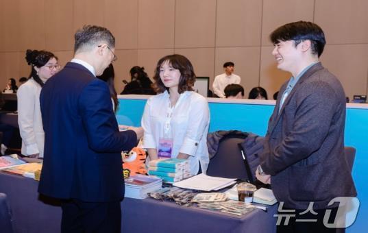 본문 이미지 - 지난 25일 중국 베이징서 열린 K-관광 로드쇼 in 베이징에 참가한 강원관광재단.(강원도 제공, 재판매 및 DB 금지)2025.3.30/뉴스1