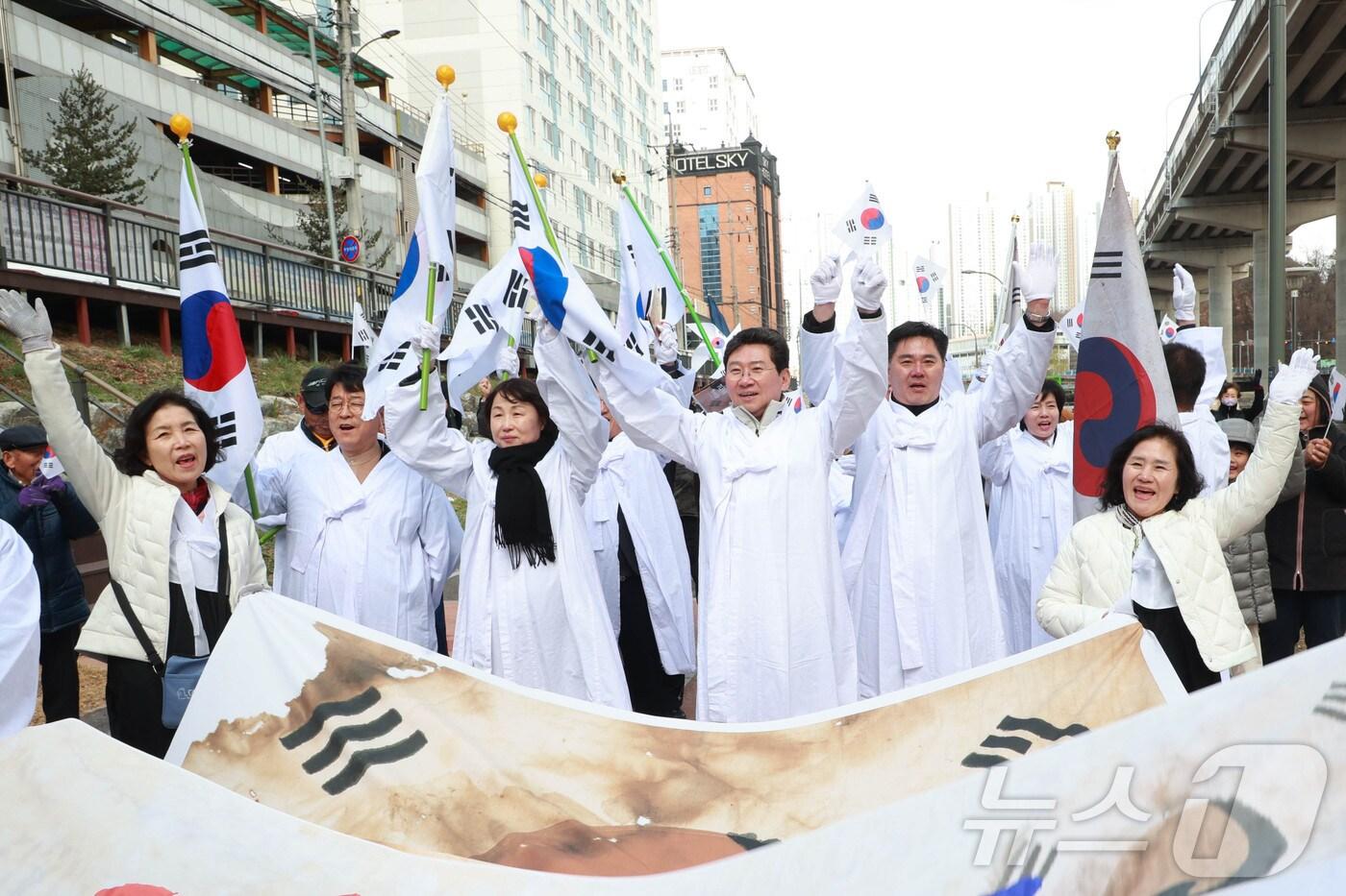 이상일 시장(오른쪽 세번째)이 29일 기흥독립만세운동 기념식에서 참석자들과 행진하며 대한독립만세를 외치고 있다.(용인시 제공)