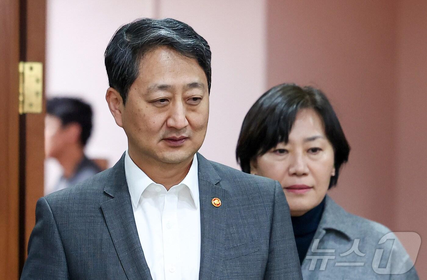 안덕근 산업통상자원부 장관(왼쪽)과 송미령 농림축산식품부 장관이 30일 서울 종로구 정부서울청사에서 열린 긴급현안 관련 경제관계장관간담회에 참석하고 있다. ⓒ News1 김성진 기자