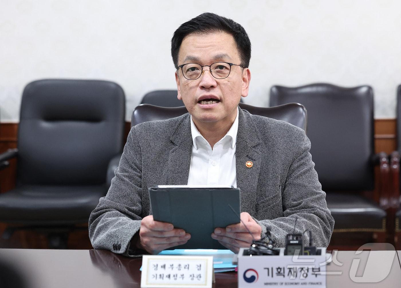 본문 이미지 - 최상목 경제부총리 겸 기획재정부 장관이 30일 서울 종로구 정부서울청사에서 열린 긴급현안 관련 경제관계장관간담회에서 모두발언을 하고 있다. ⓒ News1 김성진 기자