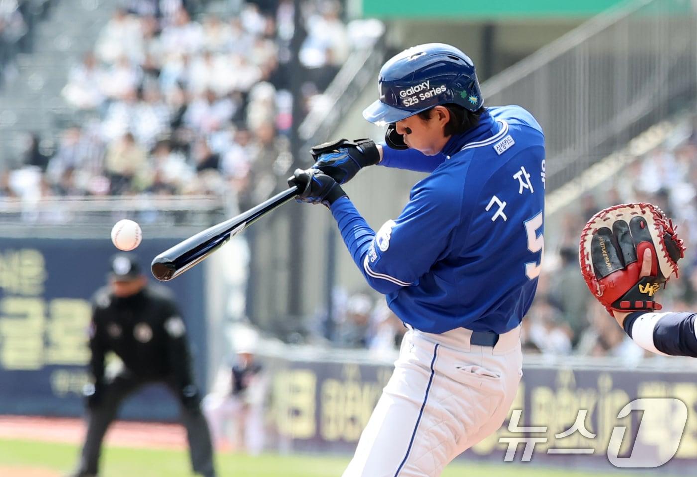 30일 오후 서울 송파구 잠실야구장에서 열린 프로야구 &#39;2025 신한 SOL 뱅크 KBO리그&#39; 삼성라이온스와 두산베어스의 경기에서 1회초 삼성 공격 무사 주자1,3루 상황 구자욱이 1타점 적시타를 치고 있다. 2025.3.30/뉴스1 ⓒ News1 이승배 기자