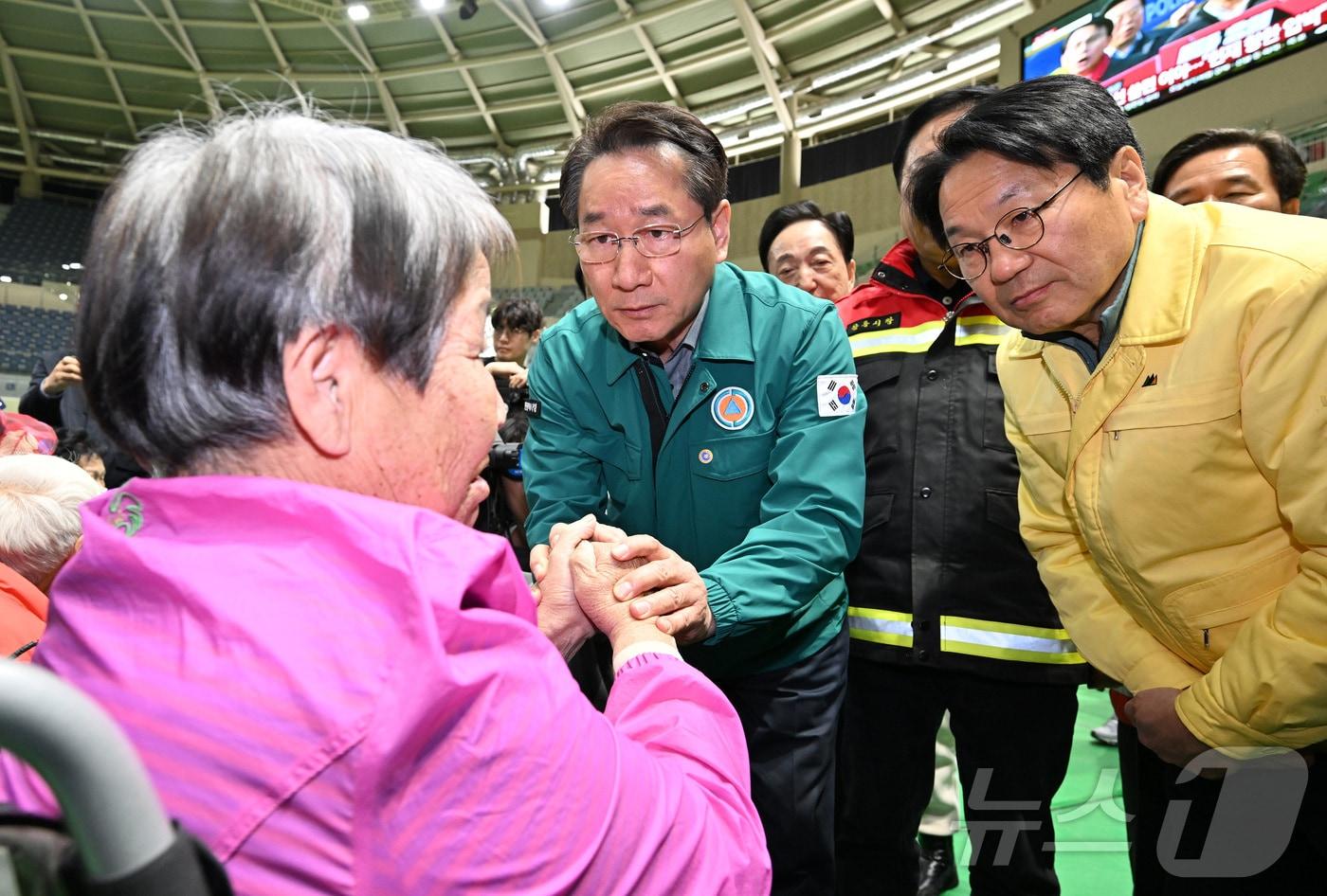 유정복 인천시장이 경북 안동을 찾아 산불 피해 이재민을 위로하고 있다&#40;인천시 제공.재판매 및 DB금지&#41;