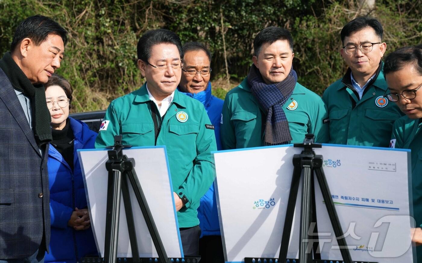 김영록 지사가 30일 오전 장성 죽림저수지 인근 시설하우스 침수 피해 현장을 방문, 피해상황 등을 점검하고 시설 조속 복구 및 모내기 등 영농대책 마련을 지시하고 있다.(전남도 제공. 재판매 및 DB금지) 2025.3.30/뉴스1 