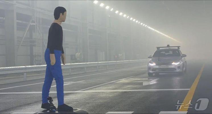 본문 이미지 -  인공강우나 안개를 재현할 수 있는 K-시티 기상환경 재현시설&#40;TS 제공&#41;