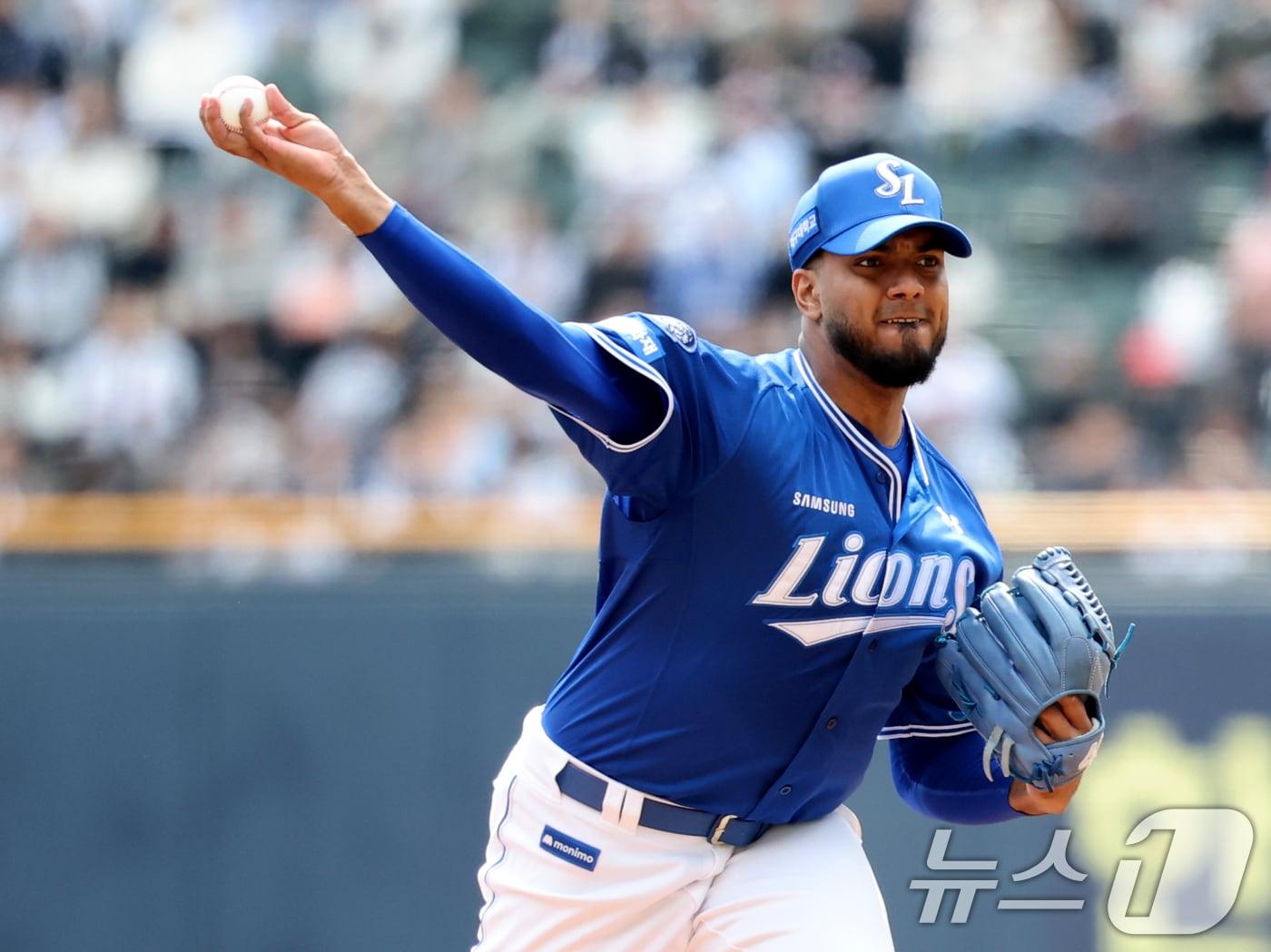본문 이미지 - 30일 오후 서울 송파구 잠실야구장에서 열린 프로야구 '2025 신한 SOL 뱅크 KBO리그' 삼성라이온스와 두산베어스의 경기에서 삼성 선발 레예스가 역투하고 있다. 2025.3.30/뉴스1 ⓒ News1 이승배 기자