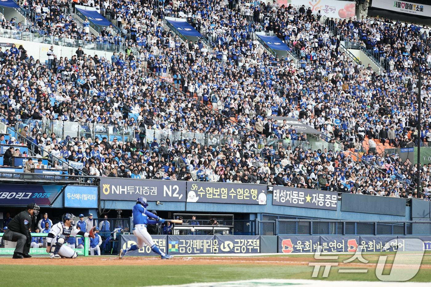 본문 이미지 - 서울 송파구 잠실야구장에서 팬들이 응원을 펼치고 있다.(사진은 기사 내용과 무관함) / 뉴스1