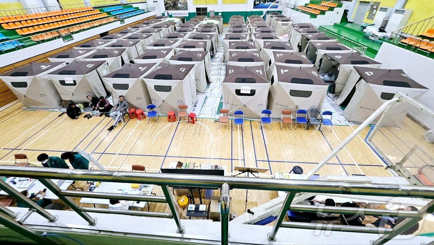 경북 의성 산불 피해를 입는 의성지역 이재민들이 30일 의성체육관에 마련된 대피소에서 1주일째 생활하고 있다. 2025.3.30/뉴스1 ⓒ News1 남승렬 기자