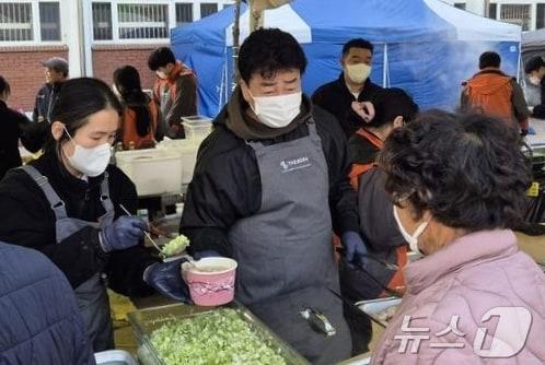 본문 이미지 - 백종원 더본코리아 대표가 지난 28일 경북 안동시 길안중학교에 마련된 이재민 대피소 앞에서 '무료 급식소'를 차리고 즉석에서 조리한 음식을 배식하고 있다. (안동시 제공. 재판매 및 DB금지) 2025.3.30/뉴스1