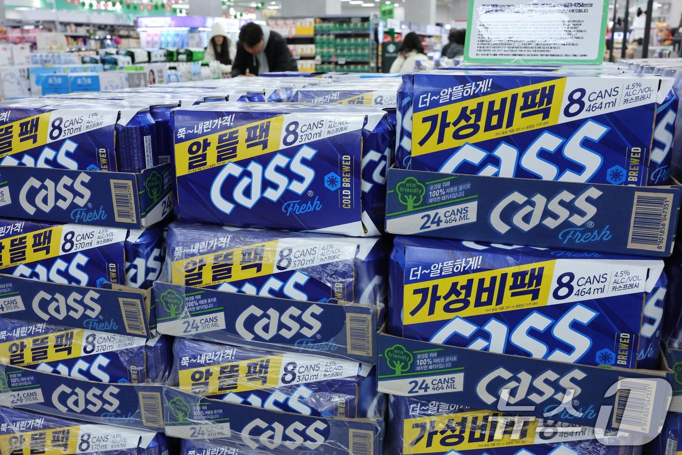 서울의 한 대형마트에 카스 맥주가 진열돼 있다. &lt;자료사진&gt; 2025.3.30/뉴스1 ⓒ News1 신웅수 기자