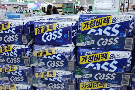 본문 이미지 - 서울의 한 대형마트에서 시민들이 카스 맥주를 고르고 있다. 2025.3.30/뉴스1 ⓒ News1 신웅수 기자