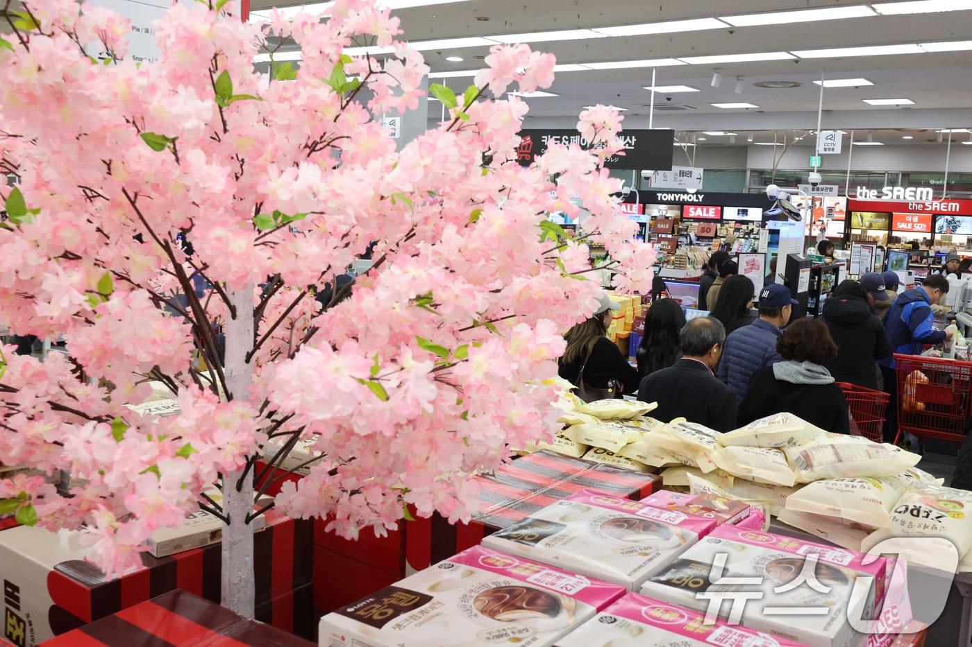 30일 서울의 한 대형마트에서 시민들이 계산을 하기 위해 줄을 서 있다. 2025.3.30/뉴스1 ⓒ News1 신웅수 기자