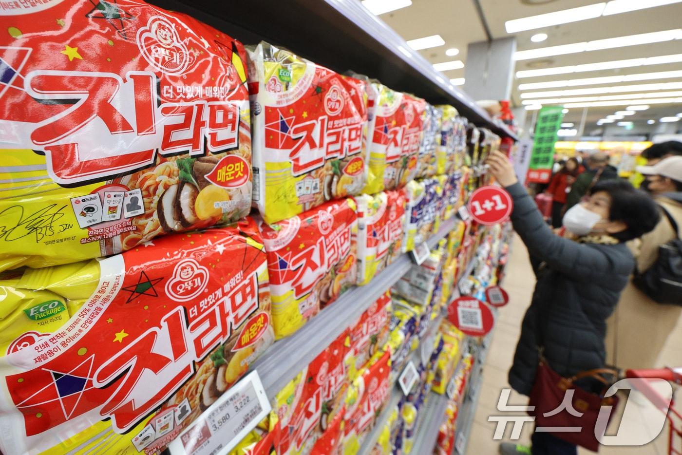 30일 서울의 한 대형마트에서 시민들이 진라면을 고르고 있다. 2025.3.30/뉴스1 ⓒ News1 신웅수 기자