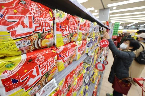본문 이미지 - 서울의 한 대형마트에서 시민들이 진라면을 고르고 있다. 2025.3.30/뉴스1 ⓒ News1 신웅수 기자