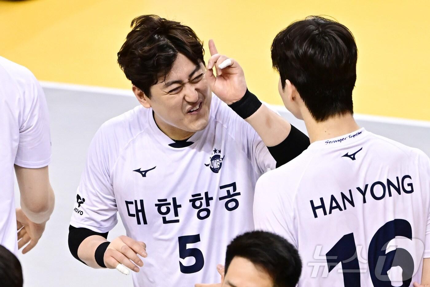 대한항공 유광우가 30일 경기도 의정부 경민대 기념관에서 열린 도드람 2024~25 V리그 대한항공과 KB손해보험과의 플레이오프 3차전에서 환호하고 있다. 대한항공은 이날 경기에서 세트 스코어 3-0&#40;25-20, 25-20, 28-26&#41;으로 승리하며 챔피언결정전에 진출했다. &#40;KOVO 제공. 재판매 및 DB 금지&#41; 2025.3.30/뉴스1