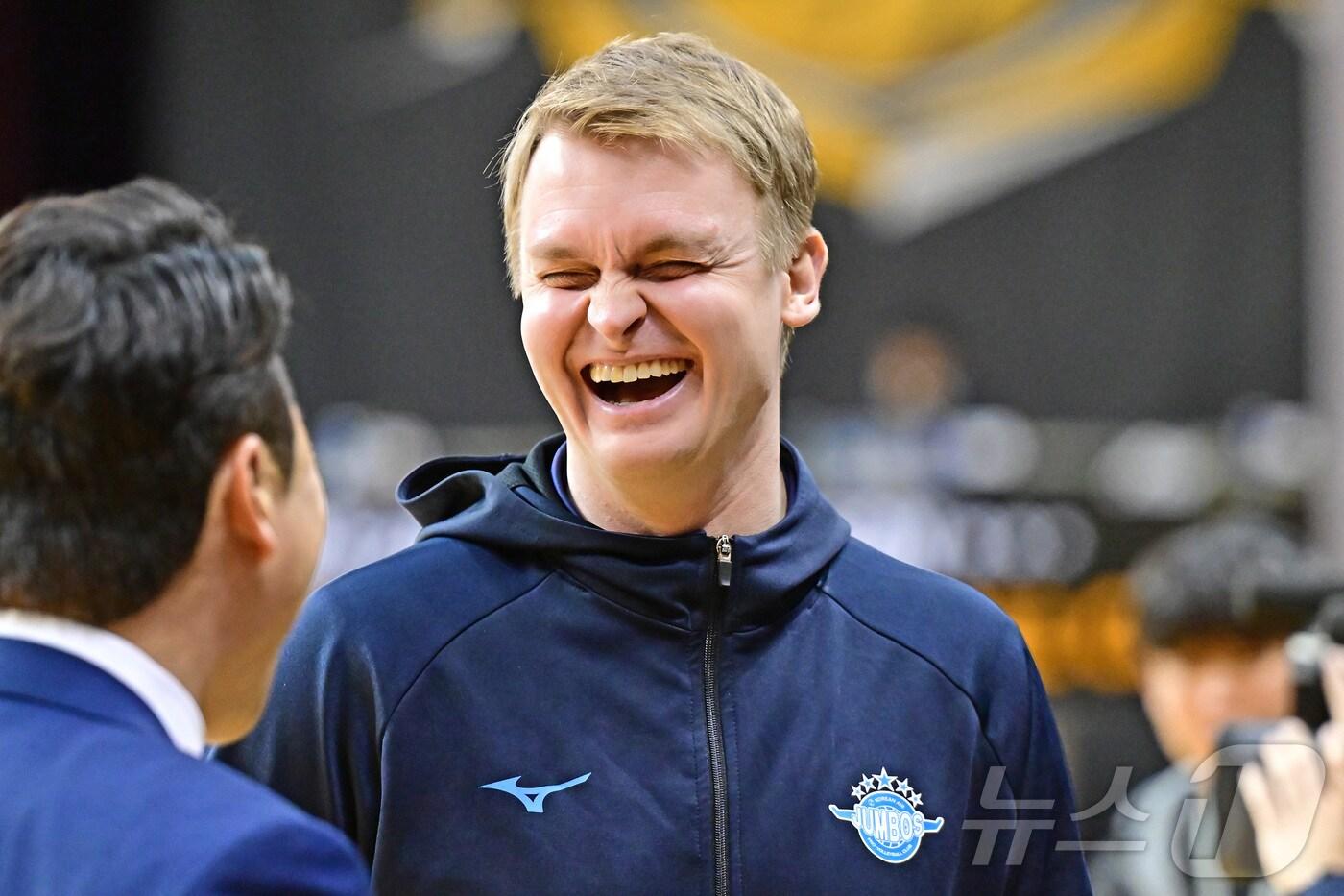 대한항공 토미 틸리카이넨 감독이 30일 경기도 의정부 경민대 기념관에서 열린 도드람 2024~25 V리그 대한항공과 KB손해보험과의 플레이오프 3차전에서 세트 스코어 3-0&#40;25-20, 25-20, 28-26&#41;으로 승리하며 챔피언결정전에 진출하자 미소짓고 있다. &#40;KOVO 제공. 재판매 및 DB 금지&#41; 2025.3.30/뉴스1