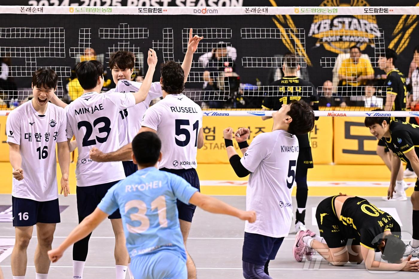 대한항공 선수들이 30일 경기도 의정부 경민대 기념관에서 열린 도드람 2024~25 V리그 대한항공과 KB손해보험과의 플레이오프 3차전에서 세트 스코어 3-0&#40;25-20, 25-20, 28-26&#41;으로 승리하며 챔피언결정전에 진출한 후 환호하고 있다. &#40;KOVO 제공. 재판매 및 DB 금지&#41; 2025.3.30/뉴스1