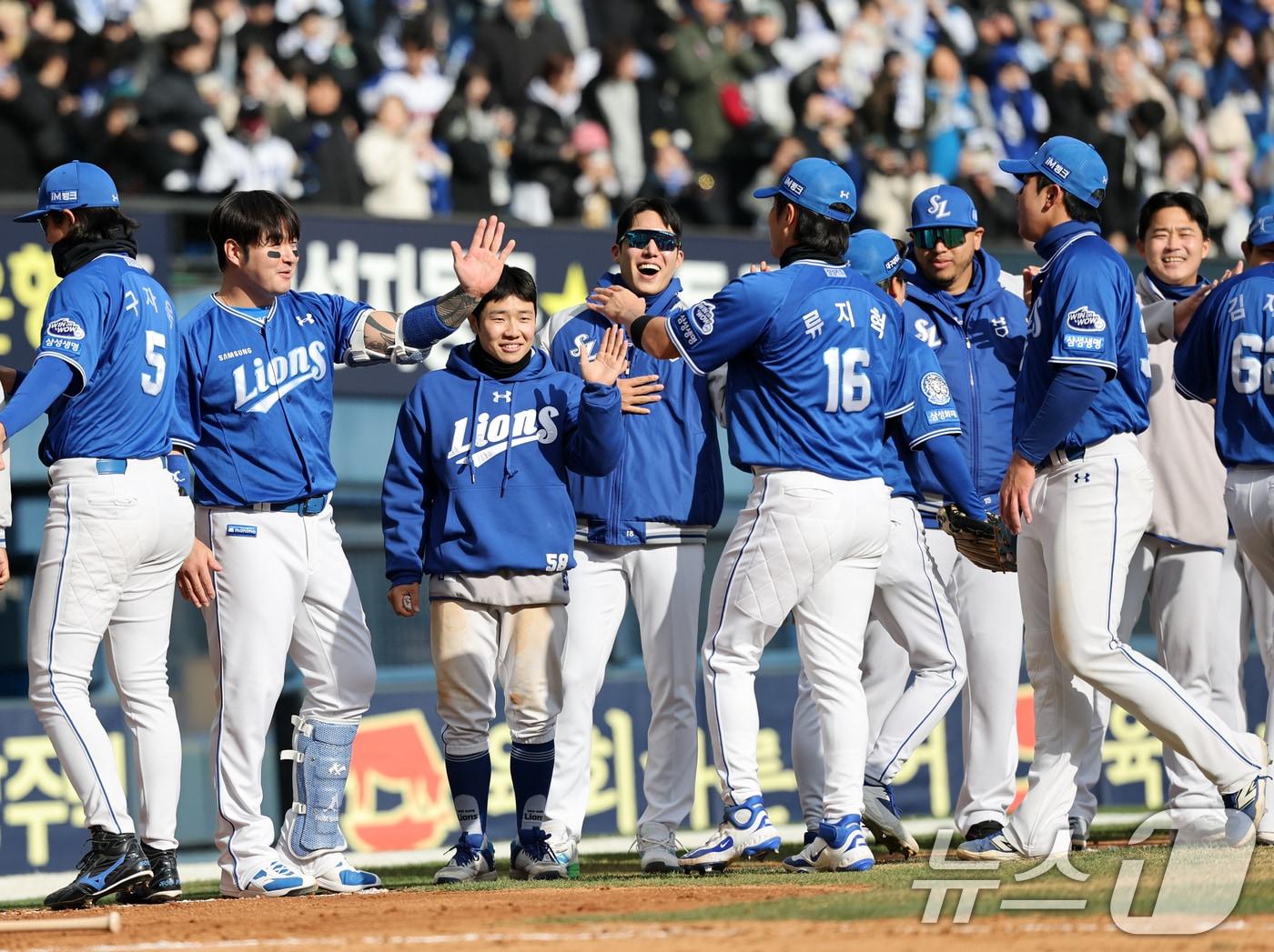 본문 이미지 - 30일 오후 서울 송파구 잠실야구장에서 열린 프로야구 '2025 신한 SOL 뱅크 KBO리그' 삼성라이온스와 두산베어스의 경기에서 3대2로 승리한 삼성 선수들이 기뻐하고 있다. 2025.3.30/뉴스1 ⓒ News1 이승배 기자