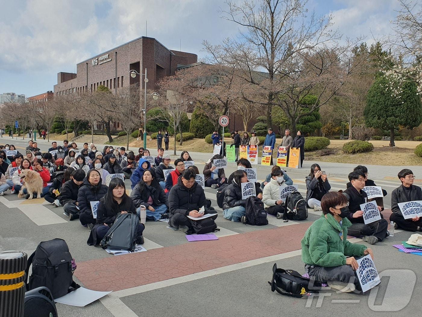 본문 이미지 - 윤석열 퇴진을 위한 충북대학교 학생공동행동 등 전국 29개 대학생단체는 30일 충북대에서 집회를 열고 윤 대통령의 퇴진을 요구했다.