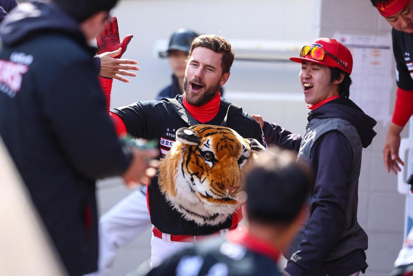 본문 이미지 - KIA 타이거즈 외국인 타자 패트릭 위즈덤이 30일 열린 2025 KBO리그 대전 한화 이글스전에서 6회초 동점 홈런을 터뜨린 뒤 축하를 받고 있다. (KIA 타이거즈 제공)