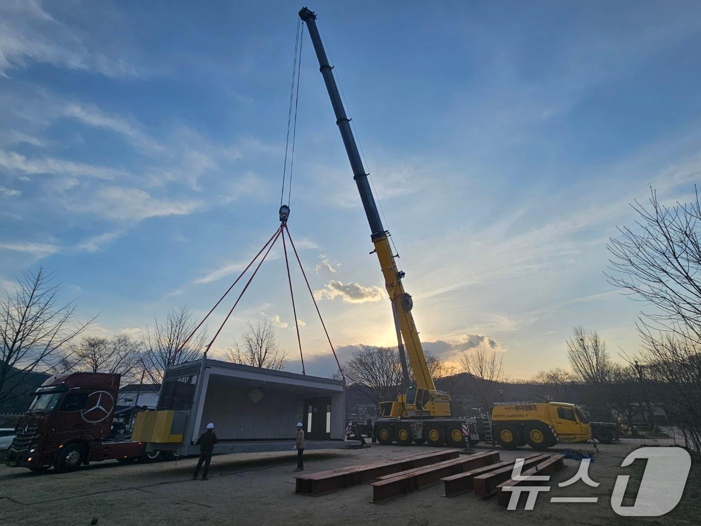본문 이미지 - 30일 오후 5시 40분쯤 경북 대형 산불로 인한 이재민 임시주택 1호가 안동시 일직면 망호리 권정생 어린이 문학관 앞 유휴부지에 도착해 설치를 시작하고 있다.2025.3.30/뉴스1 신성훈 기자 ⓒ News1 신성훈 기자