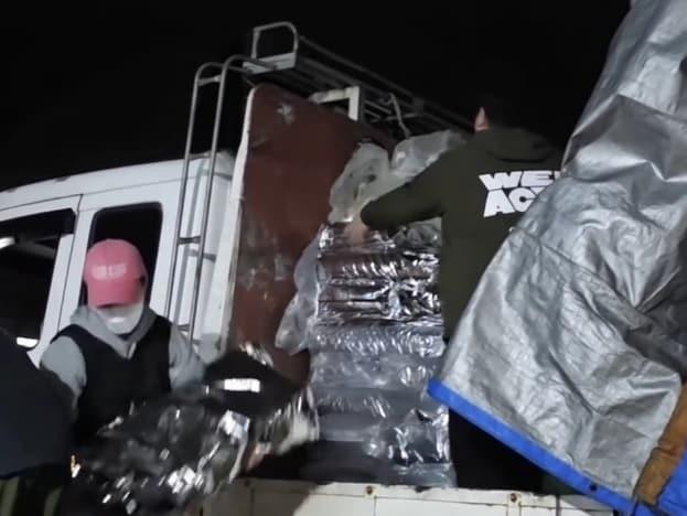 본문 이미지 - 위액트 활동가가 산불 피해 동물들을 돕기 위해 준비한 사료를 트럭에서 내리고 있다. (위액트 제공) ⓒ 뉴스1