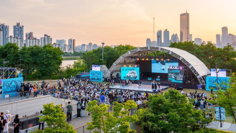 본문 이미지 - 2024년 서울비댄스페스티벌이 열리는 노들섬 잔디마당 전경.(서울시 제공)