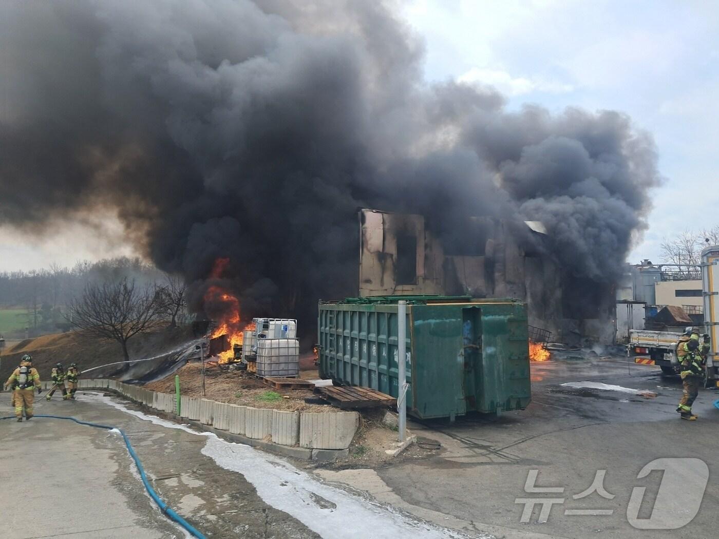 본문 이미지 - 30일 오전 11시 32분쯤 충북 음성군 대소면 한 바이오디젤 원료 생산 업체에서 불이나 1시간 만에 꺼졌다.(충북소방본부 제공. 재판매 및 DB금지)