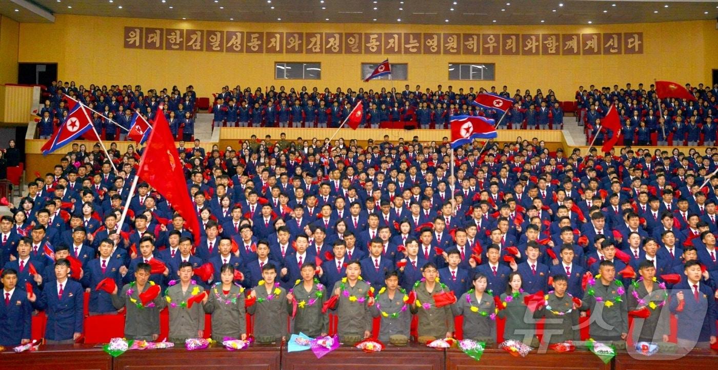 (평양 노동신문=뉴스1) = 북한 노동당 기관지 노동신문은 31일 황해남도와 나선시의 청년들이 외진 섬과 산골학교의 교단과 건설기계화여단, 상하수도사업소 등에 자원 진출했다고 보도했다. 탄원자들에게는 간부들과 청년들이 꽃다발을 안겨주며 격려해주었다고 신문은 전했다. [국내에서만 사용가능. 재배포 금지. DB 금지. For Use Only in the Republic of Korea. Redistribution Prohibited] rodongphoto@news1.kr