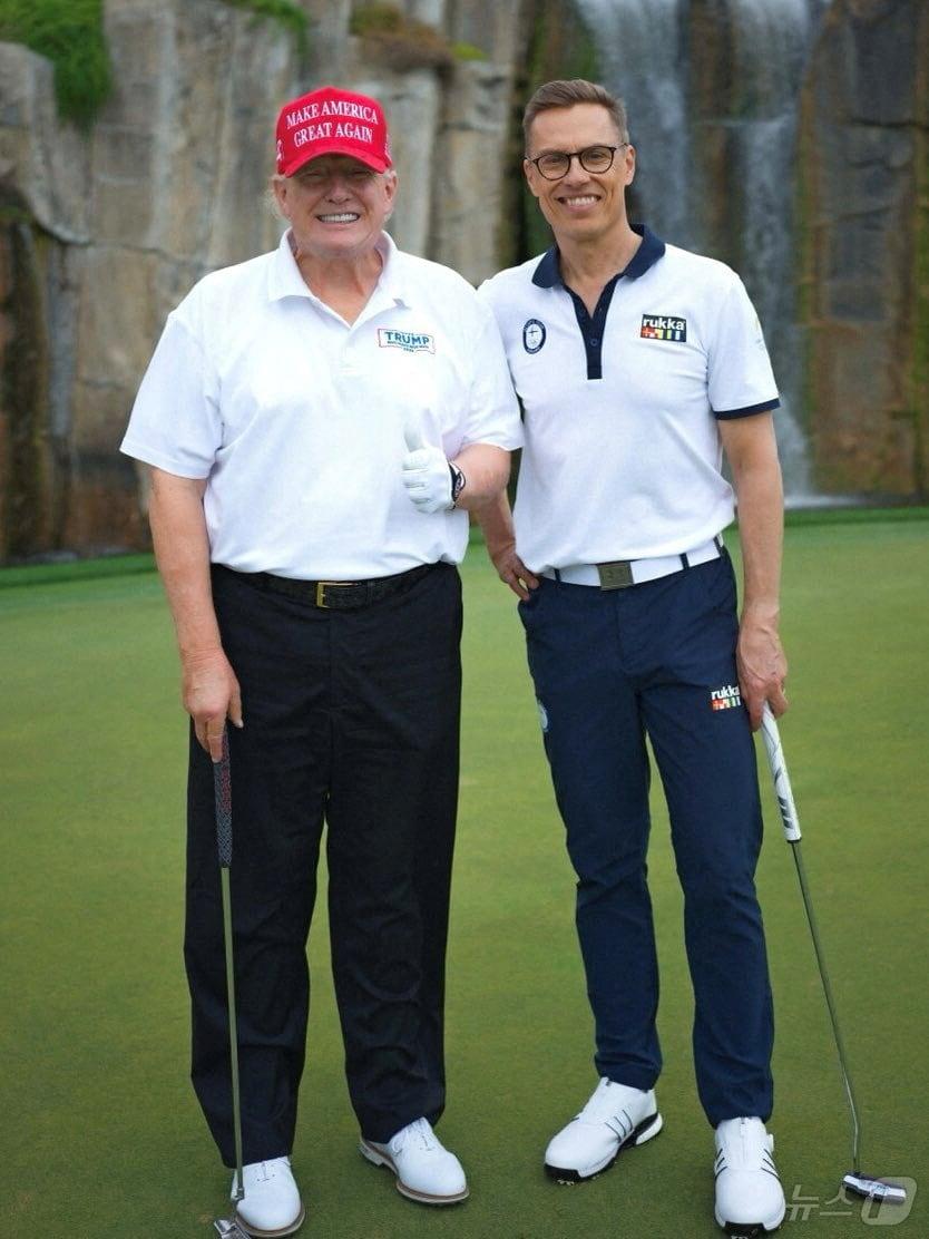 본문 이미지 - 3월 29일&#40;현지시간&#41; 도널드 트럼프 미국 대통령&#40;왼쪽&#41;이 알렉산데르 스투브 핀란드 대통령과 플로리다주 팜비치 마러라고에서 골프채를 들고 사진 촬영을 하고 있다. 사진은 핀란드 대통령실 제공. 2025.03.29 ⓒ 로이터=뉴스1 ⓒ News1 김지완 기자