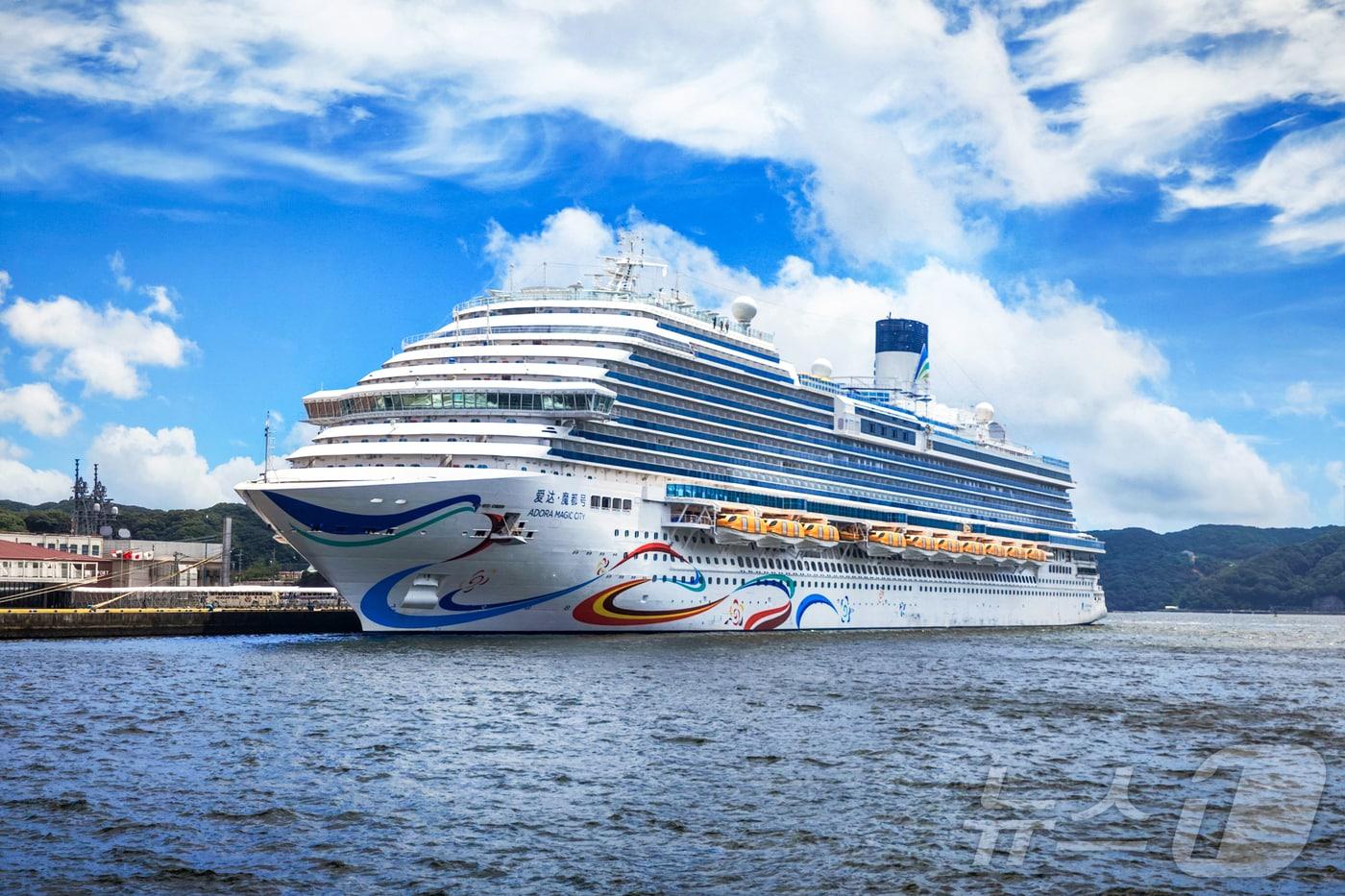제주 크루즈 준모항을 찾는 아도라 매직시티 선박&#40;문체부 제공&#41;
