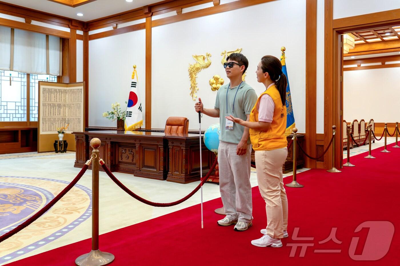 청와대 코스를 둘러보는 현장영상해설사와 시각장애인 참가자&#40;서울관광재단 제공&#41;