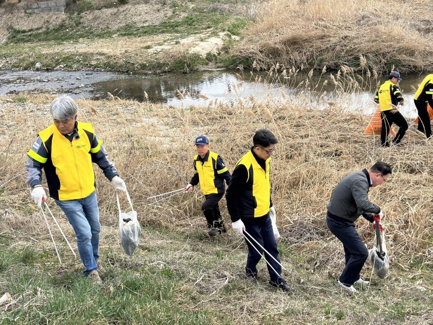 본문 이미지 -  28일 오비맥주 청주공장 임직원이 서원구와 함께 외천천 일대에서 하천 정화 활동을 하고 있다.(오비맥주 제공)